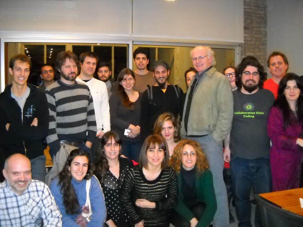 Foto de 20 personas mirando a cámara, de ambos sexos y varias edades en vestimenta casual.